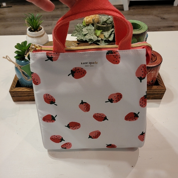 Nwt-Kate Spade Insulated White Wite With Red Strawberries Lunch bag - Picture 2 of 9